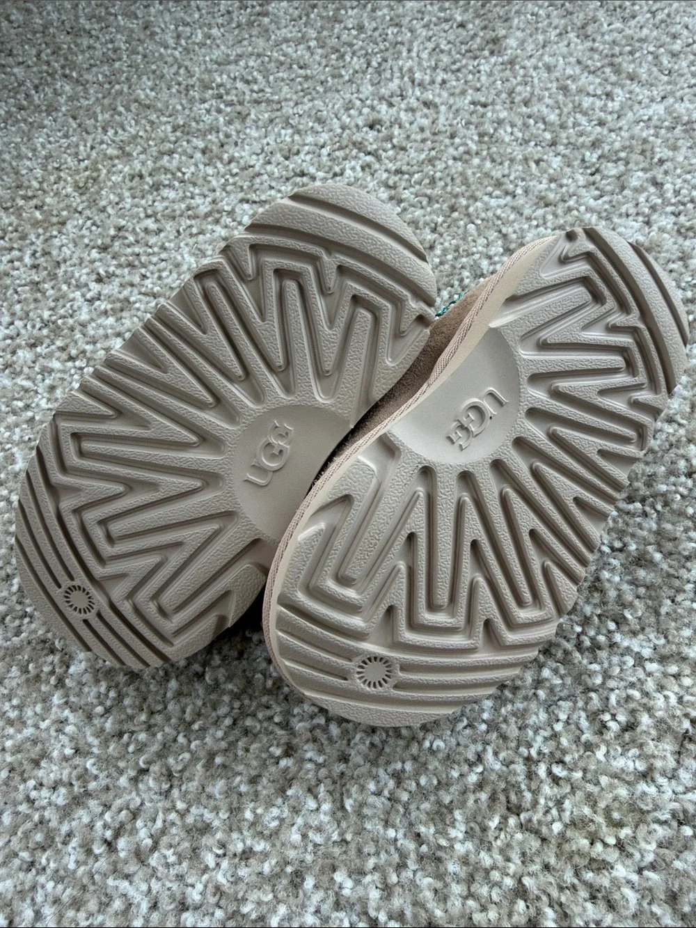 UGG Tasman Toddler Slippers - light beige with teal embroidery - Size 8